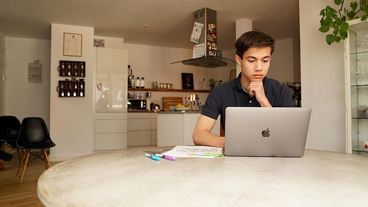 Elev forbereder mundtlig eksamen med mentor til onlineundervisning