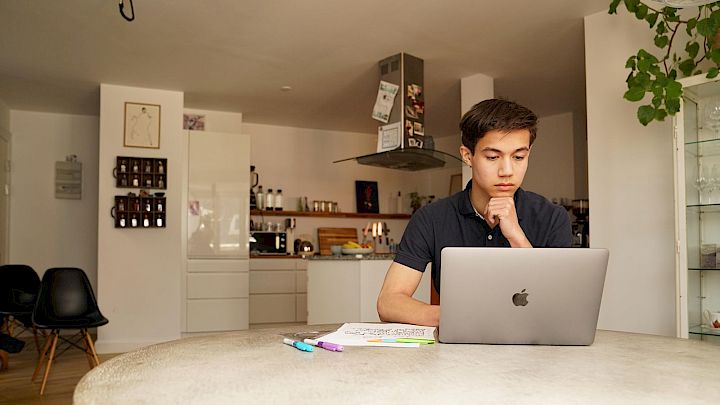 Elev forbereder mundtlig eksamen med mentor til onlineundervisning