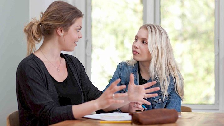 Elev for lektiehjælp af sin mentor