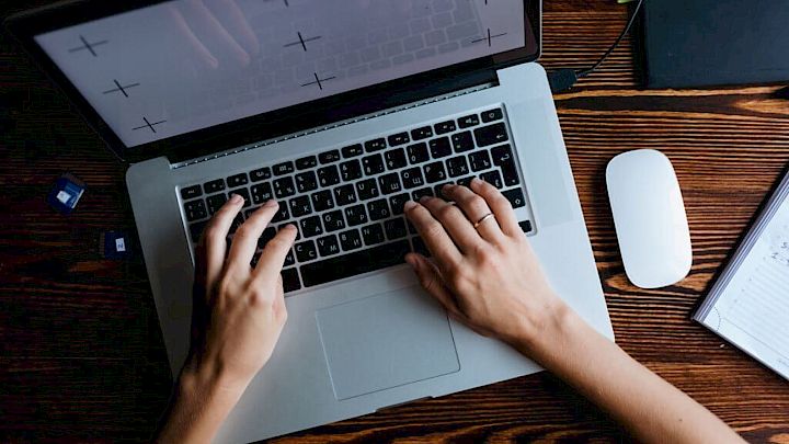 Elever laver lektier på computer