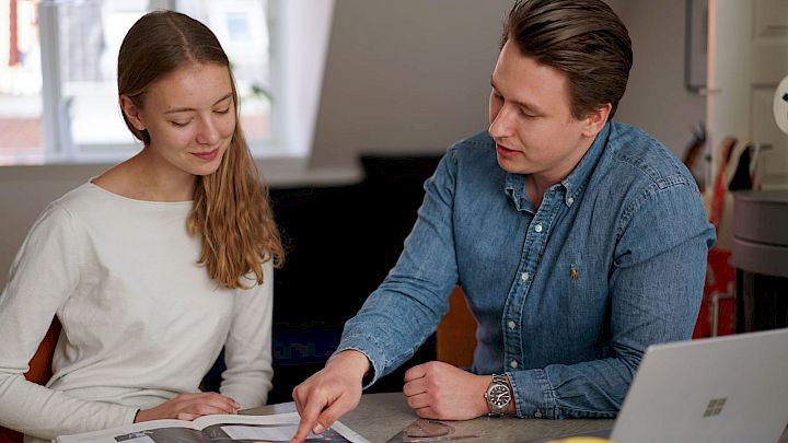 Pige får lektiehjælp af sin mentor, så hun er klar til eksamen