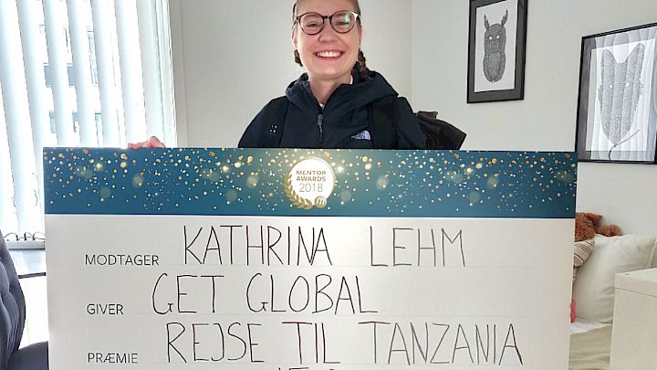 Årets mentor Kathrine står med sin præmie