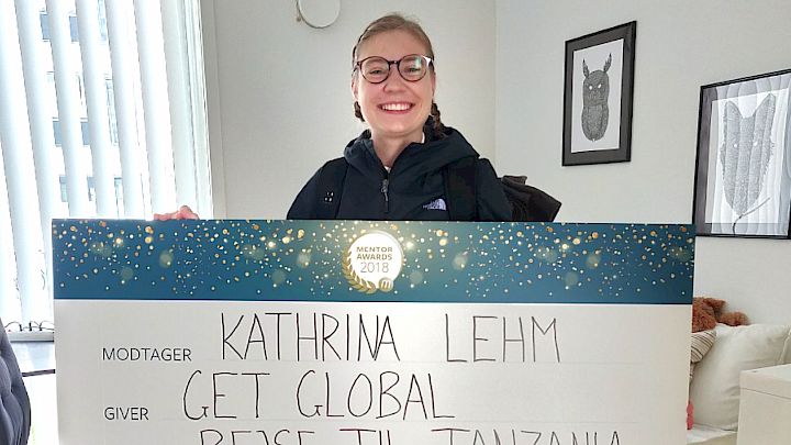 Årets mentor Kathrine står med sin præmie