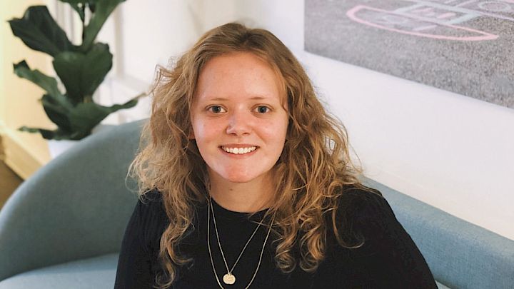 Mød mentor Karoline, der holder sin viden ved lige