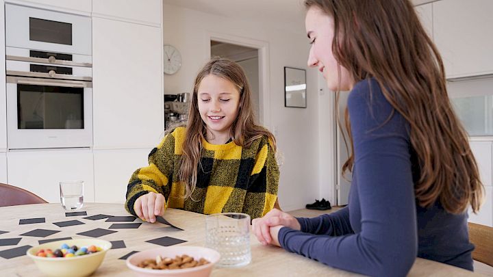 Elev og mentor laver lektiehjælp gennem spil og sjov