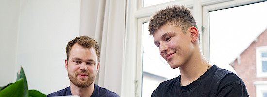 Elev kigger på online opgaver med sin mentor til deres undervisning.