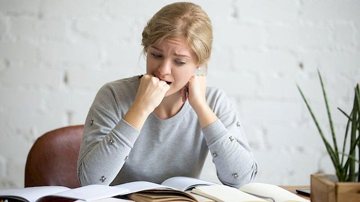 Elev læser op til eksamen og er frustreret