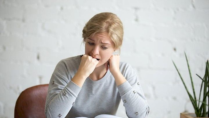 Elev læser op til eksamen og er frustreret