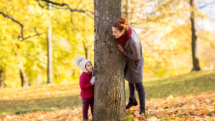 Mor og barn leger i naturen