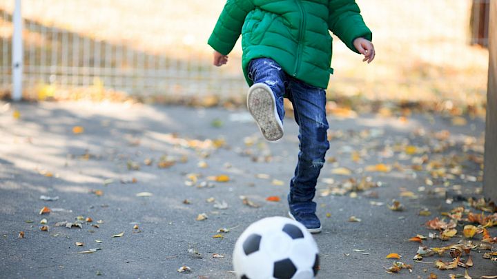 Dreng får lektiehjælp gennem aktiv læring ved bevægelse og leg