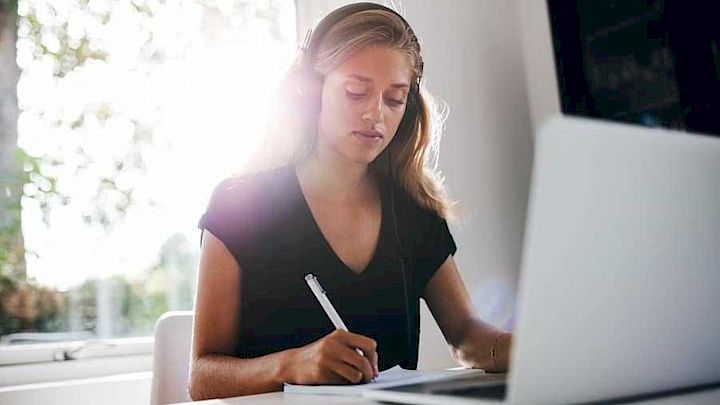 Pige får lektiehjælp online