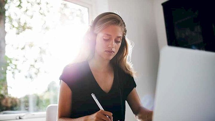 Pige får lektiehjælp online