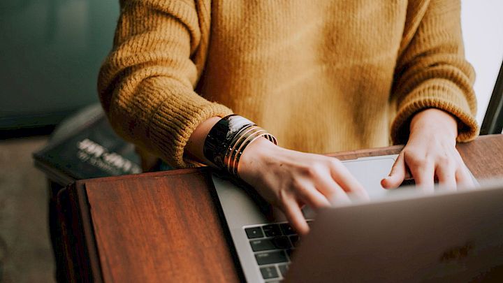 Elev får lektiehjælp online for at få de bedste forudsætninger til SRP