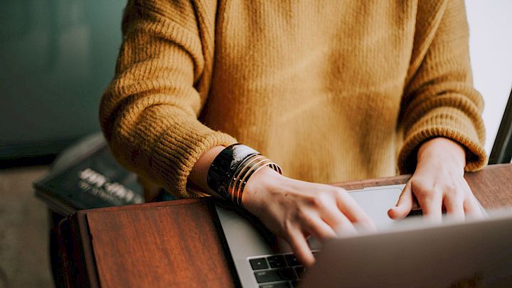 Elev får lektiehjælp online for at få de bedste forudsætninger til SRP