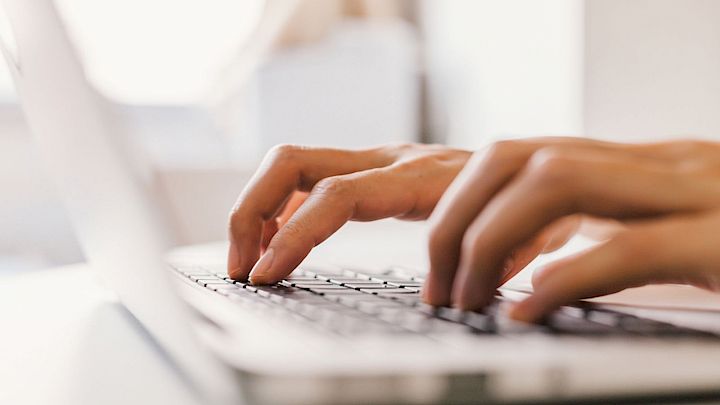 Elev får lektiehjælp online for at få de bedste forudsætninger til SRP