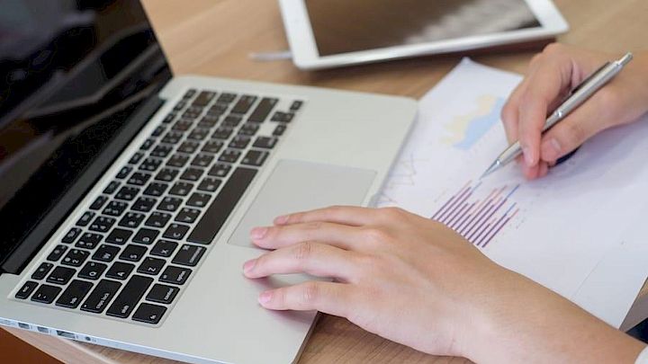 Elev forbereder SRP på computer og i hånden