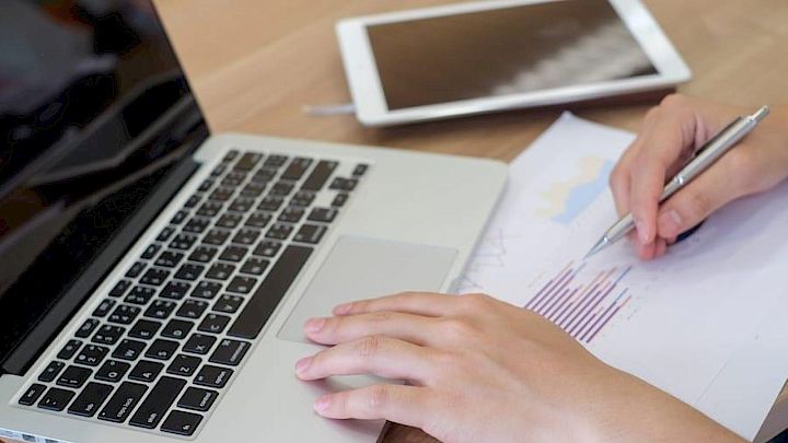 Elev forbereder SRP på computer og i hånden