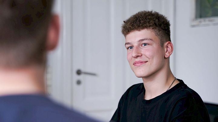 Mentor giver gode råd til SRP til glad elev