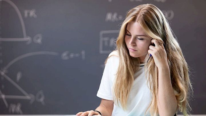Elev læser lektier i skolen