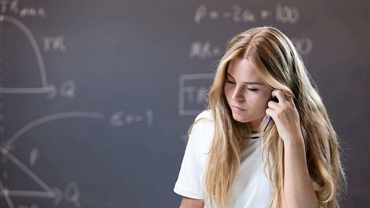 Elev læser lektier i skolen