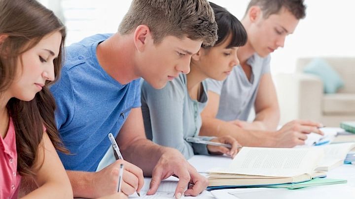 Elever der koncentrerer sig i skolen