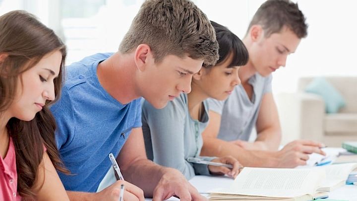 Elever der koncentrerer sig i skolen