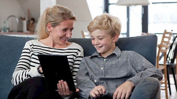 Mor og dreng planlægger ugen