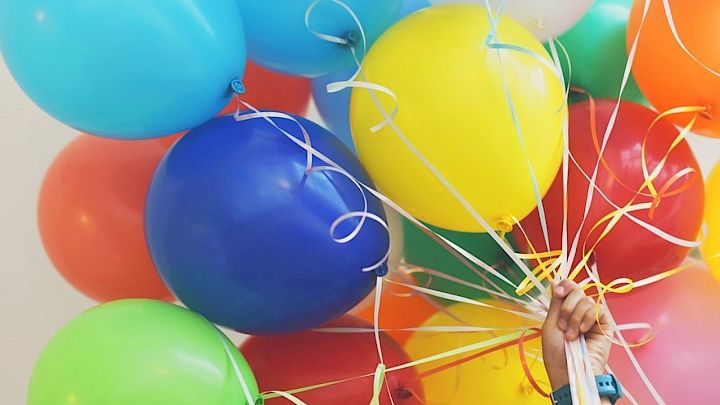 En masse farverige balloner