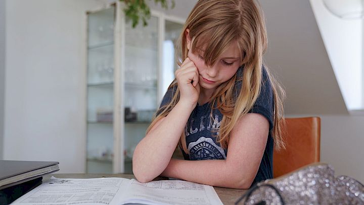 Pige har svært ved matematik, og vil gene have lektiehjælp