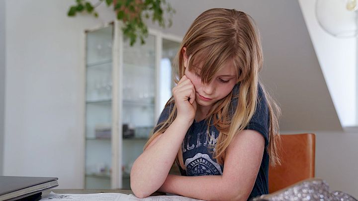 Pige har svært ved matematik, og vil gene have lektiehjælp
