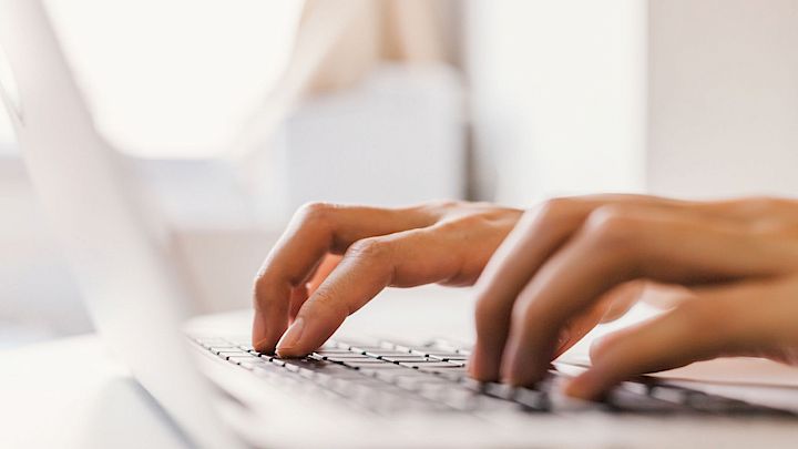 Elev skriver på computer