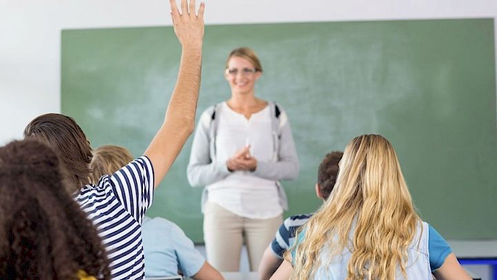 Elev rækker hånden op til klasseundervisning