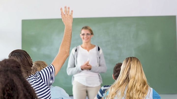 Elev rækker hånden op til klasseundervisning
