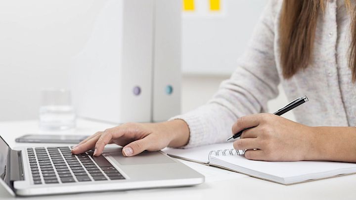Elev skriver på computer