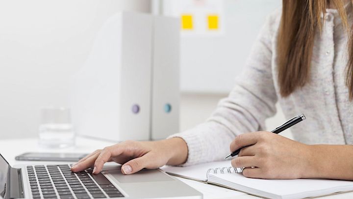 Elev skriver på computer