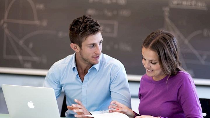 Mentor og elev sidder og har undervisning