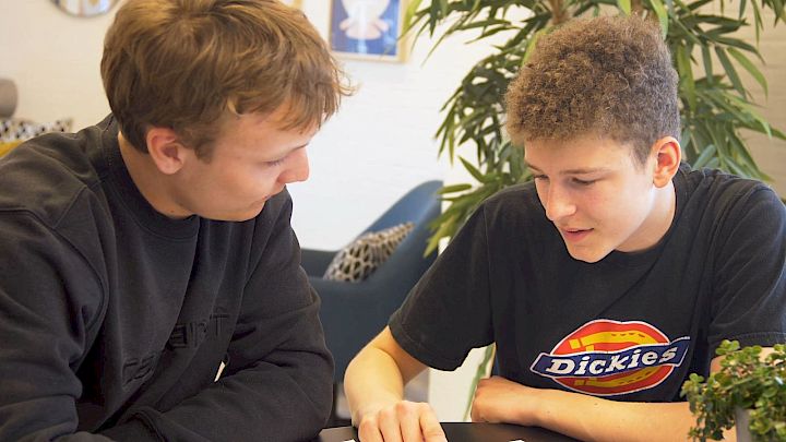 Mentor underviser elev i fransk