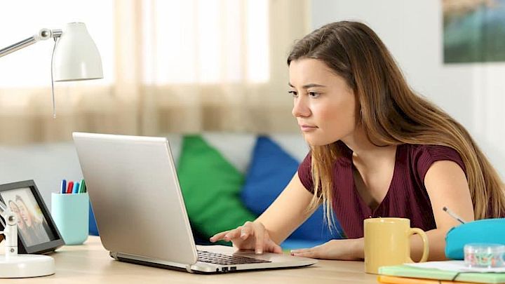 Elev har online undervisning