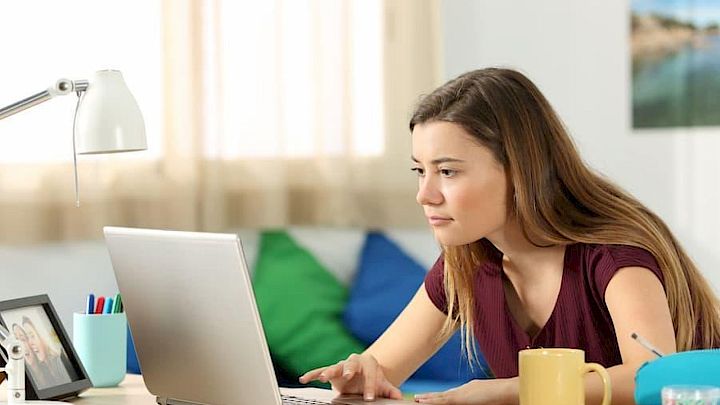 Elev har online undervisning