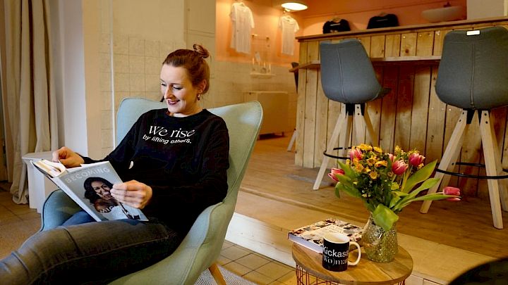 Kvinder sidder og læser i magasin