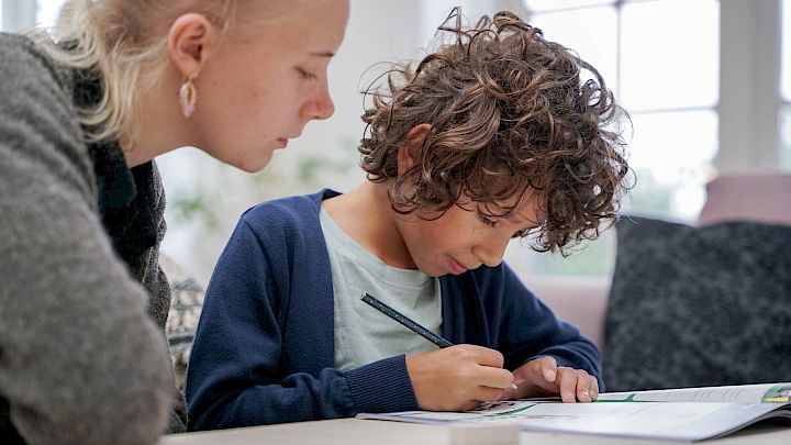 Dreng får mentorhjælp til de fag, han synes er svære