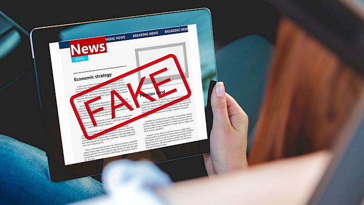 Illustration af en afvis med fakenews