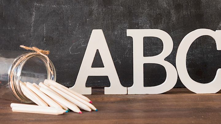 Illustration af blyanter og ABC