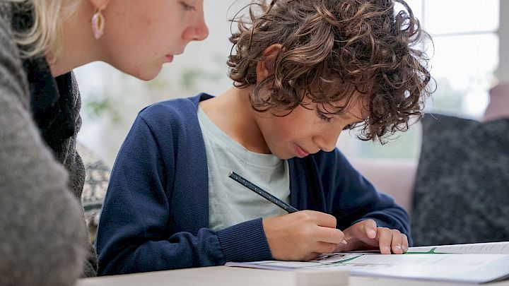 Dreng får lektiehjælp af mentor
