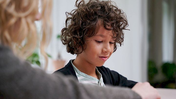 Dreng får lektiehjælp af mentor