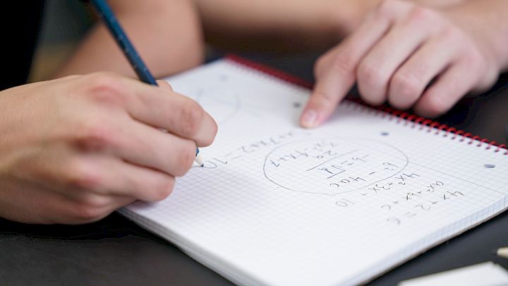 Philip skriver matematik i hånden
