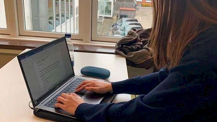 Kira laver matematik på computer