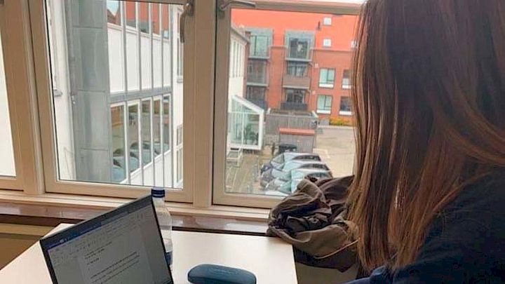 Kira laver matematik på computer