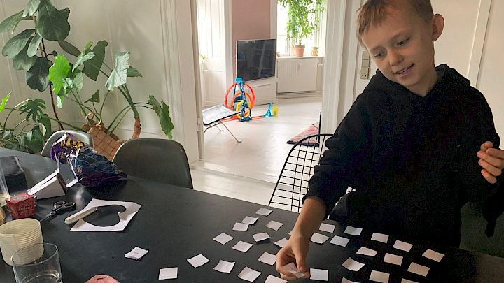 Elev får lektiehjælp af mentor med vendespil
