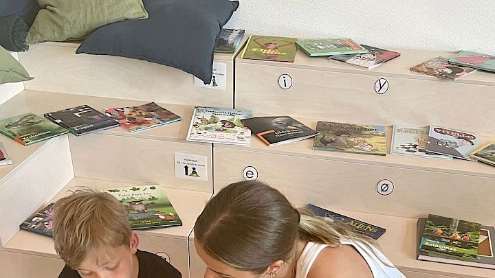 Anton og mentor sidder og laver lektier på gulvet